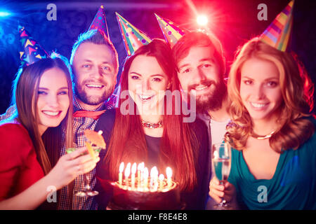 Groupe d'amis pour célébrer anniversaire avec un gâteau et des bougies Banque D'Images