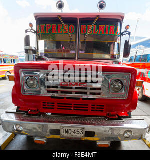 Vintage rouge bus GMC à Medellin, Colombie Banque D'Images