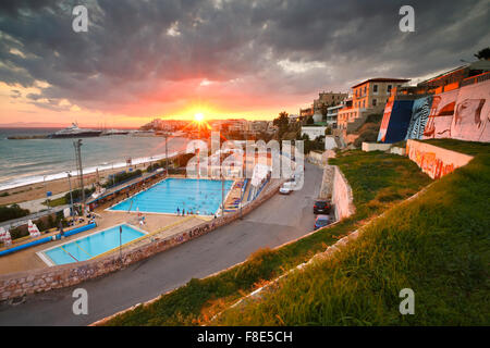 Vue de la piscine municipale au Pirée et la bouche de Zea marina, Grèce Banque D'Images