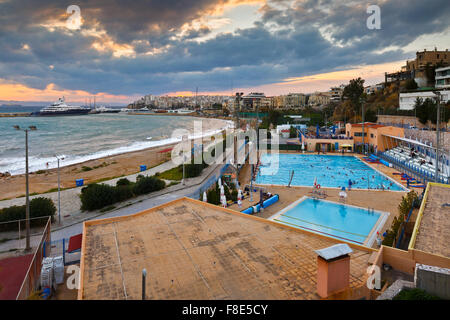 Vue de la piscine municipale au Pirée et la bouche de Zea marina, Grèce Banque D'Images