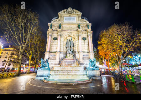La Fontaine Saint-Michel la nuit, à Paris, France. Banque D'Images