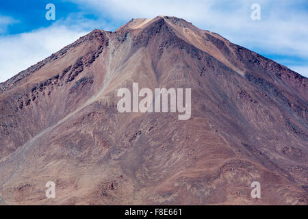 Licancabur volcan andf nuageux ciel bleu Banque D'Images