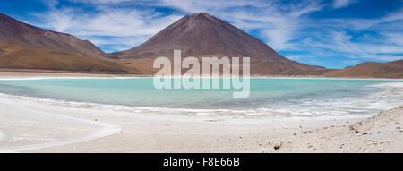 Panorama de Laguna Verde et les volcans juriques et Licancabur au sein de la faune andine Eduardo Avaroa réserve nationale. Banque D'Images