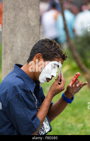 Clown se préparer dans un parc à Medellin, Colombie Banque D'Images