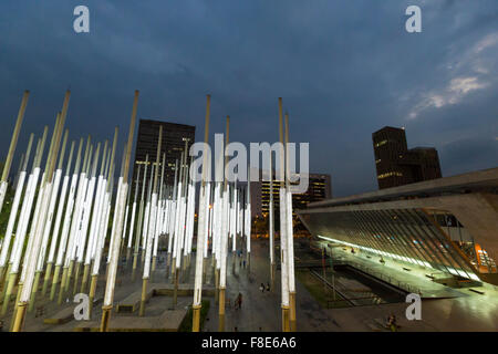 L'architecture moderne au Parque de las Luces ou Park of Lights de Cisneros Square at night, Medellin. Colombie 2015 Banque D'Images