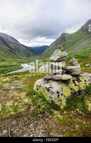 Pile de pierres en face de valley Banque D'Images