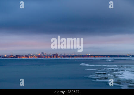 Mer gelée de la mer Baltique, sur fond de la ville de Tallinn Banque D'Images