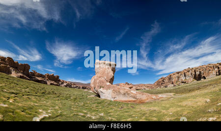 Panorama des formations de roche géologique avec forme contre un ciel bleu clair. La Bolivie Banque D'Images