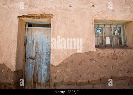 Ancien en bois pâle porte coloniale et l'architecture d'adobe dans un petit village avec deux à la fenêtre d'embouche du président bolivien Banque D'Images