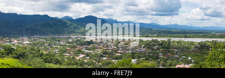 Vue panoramique aérienne de Rurrenabaque, la porte de l'Amazonie bolivienne Banque D'Images