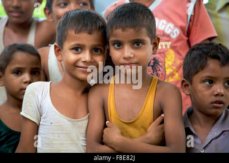 Groupe de jeunes garçons indiens heureux à Agra Banque D'Images