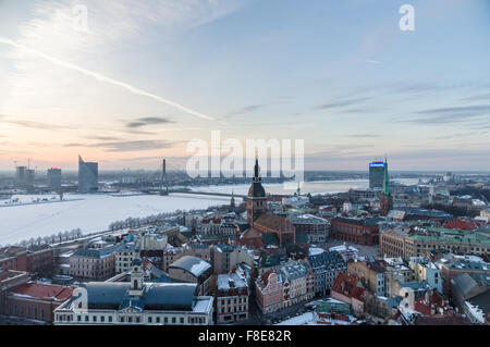 RIGA, Lettonie - 02 février : Hiver coucher de soleil sur la vieille ville et de la rivière Daugava. 2 millions de touristes ont visité Riga en 2014. Banque D'Images