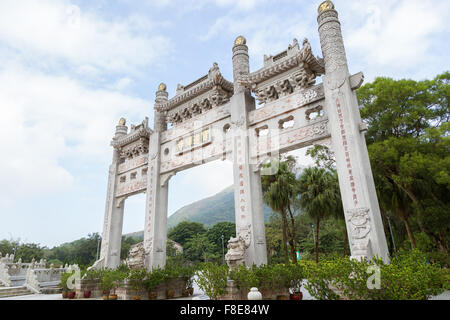 Vue de côté de l'entrée de la montagne le monastère Po Lin sur l'île de Lantau à Hong Kong, Chine. Banque D'Images