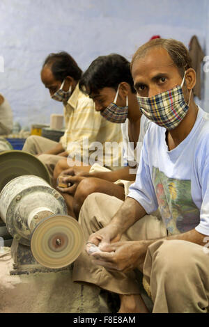 Artisan travaillant pour Tara, une organisation de commerce équitable basée à Agra Banque D'Images