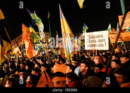 Les gens la nuit à Kiev lors de la Révolution Orange Banque D'Images