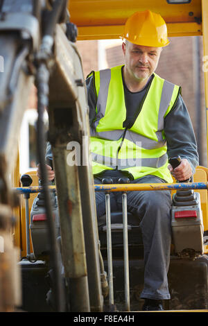 Travailleur de la construction sur le site d'exploitation Digger Banque D'Images