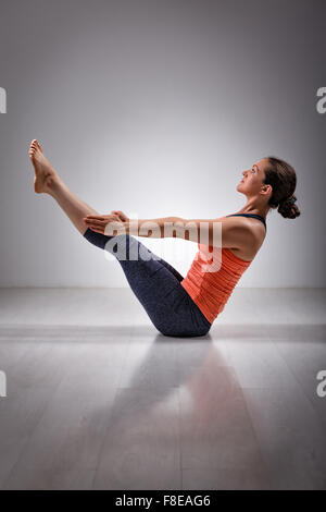 Pratiques femme Paripurna navasana asanas de yoga Banque D'Images