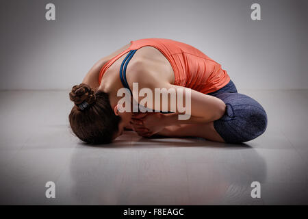 Femme pratique le yoga asana Baddha Konasana Banque D'Images