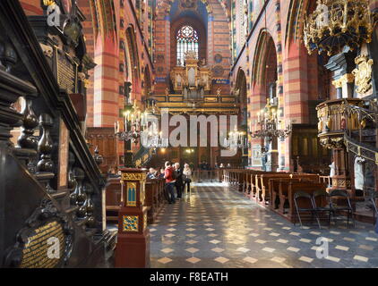 Église Notre Dame élevée au ciel (St. Mary's Church), intérieur de la Basilique, Krakow (Cracovie), la Pologne, l'Europe (UNESCO) Banque D'Images