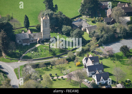 Une vue aérienne de la zone autour de l'église St Pierre dans le village de Little Comberton Worcestershire Banque D'Images