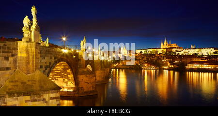 Le Pont Charles et le quartier du château, la vieille ville de Prague, République Tchèque Banque D'Images