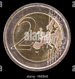 Côté commun de deux euro coin isolé sur un fond noir. La face arrière affiche une carte de l'Europe et a été conçu par Luc L Banque D'Images