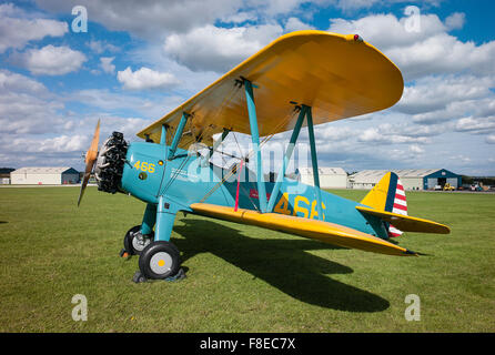 Biplan historique Boeing Stearman de 1930 à un spectacle aérien d'Anglais Banque D'Images