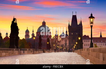 Les toits de la vieille ville de Prague, le Pont Charles, République tchèque, l'UNESCO Banque D'Images