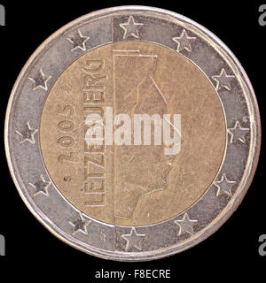 Face nationale de deux pièce en euros émises par le Luxembourg isolé sur un fond noir. L'avers représente le visage luxembourgeois pr Banque D'Images