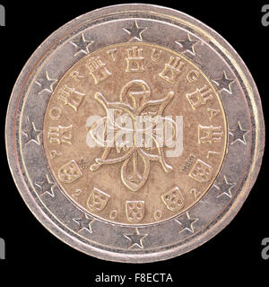 Face nationale de deux pièce en euros émis par le Portugal isolé sur un fond noir. Les portugais face avers représente un des châteaux Banque D'Images