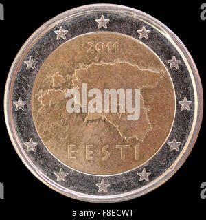 Face nationale de deux pièce en euros émis par l'Estonie isolé sur un fond noir. L'avers représente un visage estonien geographica Banque D'Images