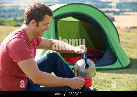 Jeune homme Camping à la campagne Banque D'Images