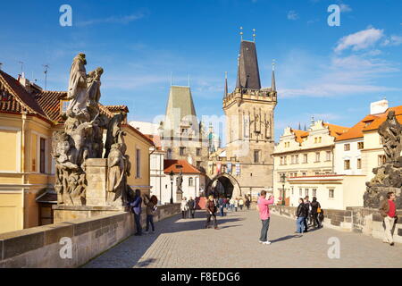 Les touristes sur le Pont Charles, la vieille ville de Prague, République tchèque, l'UNESCO Banque D'Images