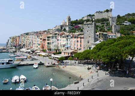 Portovenere, Italie - 7 juillet 2015 : Les gens nager et bronzer dans la ville de Portovenere sur Italie Banque D'Images