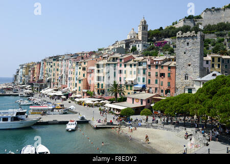 Portovenere, Italie - 7 juillet 2015 : Les gens nager et bronzer dans la ville de Portovenere sur Italie Banque D'Images