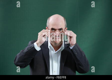 Un portrait de Colm Toibin à Charlotte Square Gardens au cours de l'Edinburgh International Book Festvial. Banque D'Images