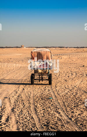 Beduins menant les touristes sur des chameaux à court-circuit touristique autour du début qu'on appelle portes du désert du Sahara Douz, Tunisie, Banque D'Images