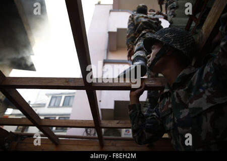 Katmandou, Népal. 9Th Mar, 2015. Le personnel de l'Armée de l'air sur un en tant que membres de la police et l'Armée de terre drouse l'incendie d'un bâtiment dans Jhochhen Tole, Katmandou, Népal le mercredi, Décembre 9, 2015. Un violent incendie éclate dans un entrepôt électronique causés par des défaillances électriques. L'entrepôt avait surtout comme des fournitures de cuisine et autres articles de cuisson à induction pour le carburant en situation de crise en raison de la frontière entre des blocus. Il n'y avait pas de blessures causées dit selon les habitants. Photo/Skanda Skanda Gautam Gautam © ZUMA/wire/Alamy Live News Banque D'Images