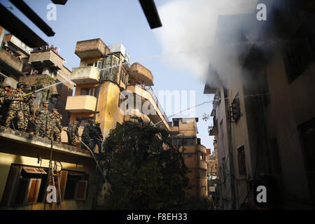 Katmandou, Népal. 9Th Mar, 2015. Les membres des forces armées et de la police drouse l'incendie d'un bâtiment dans Jhochhen Tole, Katmandou, Népal le mercredi, Décembre 9, 2015. Un violent incendie éclate dans un entrepôt électronique causés par des défaillances électriques. L'entrepôt avait surtout comme des fournitures de cuisine et autres articles de cuisson à induction pour le carburant en situation de crise en raison de la frontière entre des blocus. Il n'y avait pas de blessures causées dit selon les habitants. Photo/Skanda Skanda Gautam Gautam © ZUMA/wire/Alamy Live News Banque D'Images