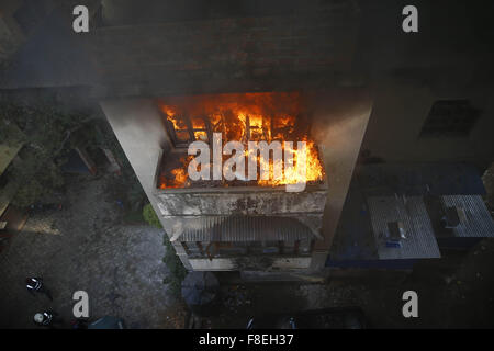 Katmandou, Népal. 9Th Mar, 2015. Le feu est vu à un entrepôt dans Jhochhen Tole, Katmandou, Népal le mercredi, Décembre 9, 2015. Un violent incendie éclate dans un entrepôt électronique causés par des défaillances électriques. L'entrepôt avait surtout comme des fournitures de cuisine et autres articles de cuisson à induction pour le carburant en situation de crise en raison de la frontière entre des blocus. Il n'y avait pas de blessures causées dit selon les habitants. Photo/Skanda Skanda Gautam Gautam © ZUMA/wire/Alamy Live News Banque D'Images