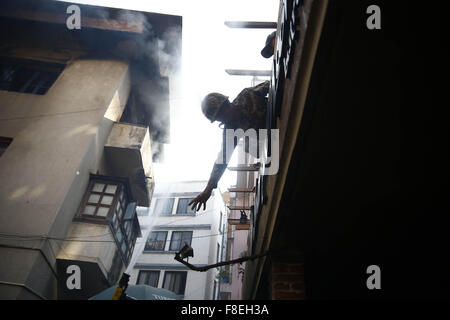 Katmandou, Népal. 9Th Mar, 2015. Le personnel de l'armée cherche à reprendre un flexible d'eau dans Jhochhen Tole, Katmandou, Népal le mercredi, Décembre 9, 2015. Un violent incendie éclate dans un entrepôt électronique causés par des défaillances électriques. L'entrepôt avait surtout comme des fournitures de cuisine et autres articles de cuisson à induction pour le carburant en situation de crise en raison de la frontière entre des blocus. Il n'y avait pas de blessures causées dit selon les habitants. Photo/Skanda Skanda Gautam Gautam © ZUMA/wire/Alamy Live News Banque D'Images