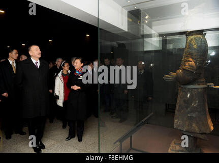 Xi'an, province du Shaanxi en Chine. 9Th Mar, 2015. Président de l'Azerbaïdjan, Ilham Aliyev, visite le mausolée de l'Empereur Qinshihuang Plan du Musée à Xi'an, capitale de la Province chinoise de Shaanxi nord-ouest, le 9 décembre 2015. © Liu Xiao/Xinhua/Alamy Live News Banque D'Images