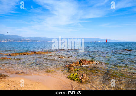Pierres côtières rouge sur plage publique d'Ajaccio, Corse, France Banque D'Images