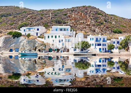 Maisons Blanches dans le port de Psathi à Kimolos, Grèce Banque D'Images