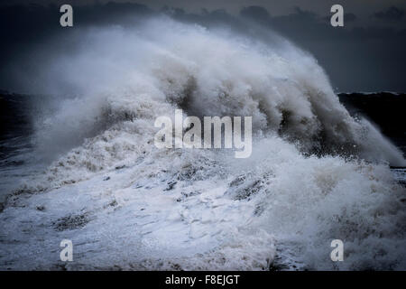 Tempête de la mer comme Desmond batters la côte de Porthcawl, dans le sud du Pays de Galles. Banque D'Images