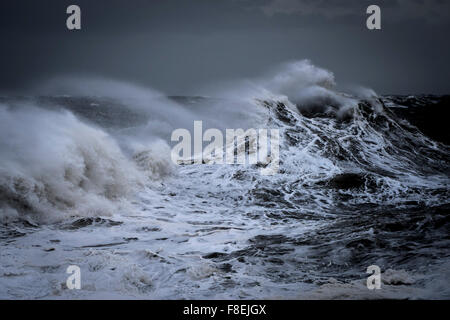 Tempête de la mer comme Desmond batters la côte de Porthcawl, dans le sud du Pays de Galles. Banque D'Images