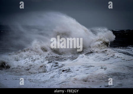 Tempête de la mer comme Desmond batters la côte de Porthcawl, dans le sud du Pays de Galles. Banque D'Images