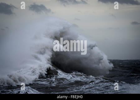 Tempête de la mer comme Desmond batters la côte de Porthcawl, dans le sud du Pays de Galles. Banque D'Images