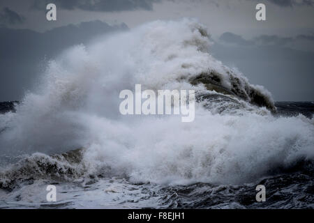 Tempête de la mer comme Desmond batters la côte de Porthcawl, dans le sud du Pays de Galles. Banque D'Images