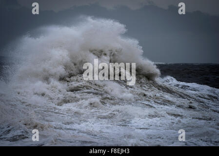 Tempête de la mer comme Desmond batters la côte de Porthcawl, dans le sud du Pays de Galles. Banque D'Images